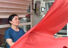 面料車間劉麗麗：練就火眼金睛，成就質(zhì)量堅盾